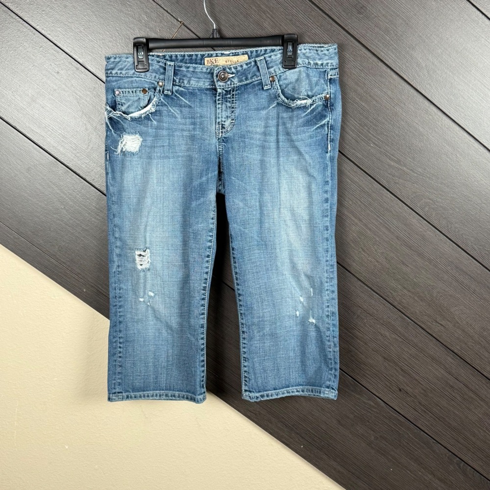 BKE Women's 29 Stella Distressed Capri Jeans Medium Wash Y2K Low Rise Grunge